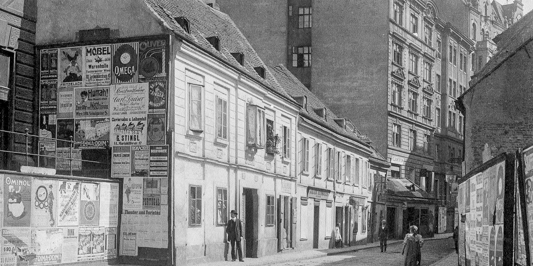 Einblick in die Magdalenenstrasse. Die heutige #10 ist das erste vierstöckige Gebäude auf der linken Strassenseite. Quelle: Bezirksmuseum 1060 Wien